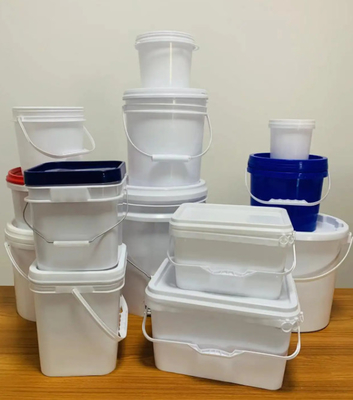 Botti di plastica chiara da impilare di 5 galloni