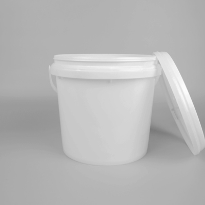 Botti di plastica da cinque litri che si possono impilare e che si possono ripiegare sul coperchio per un deposito sicuro