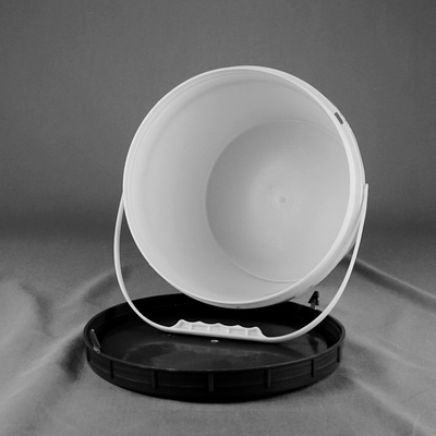 Secchi di plastica della sabbia di benvenuto 8L del ODM dell'OEM i piccoli innaffiano il secchio di stoccaggio con il coperchio della vite