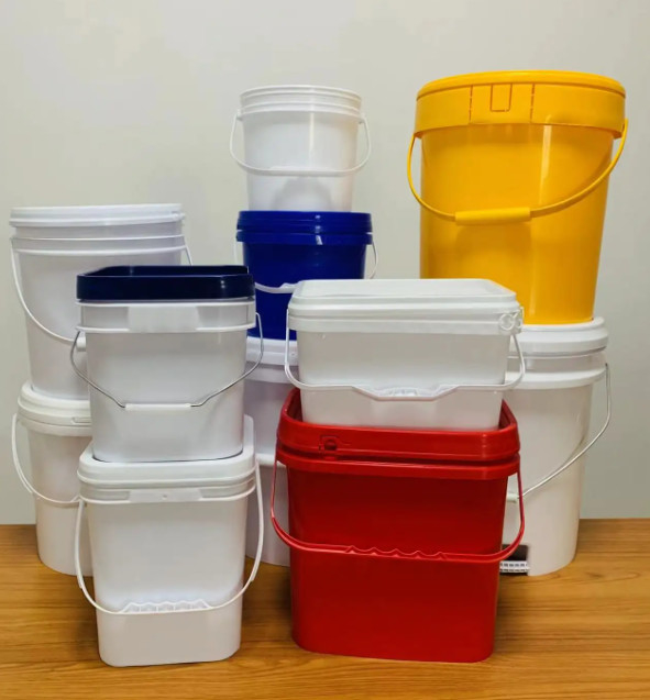 Superficie liscia 1.5mm secchio di plastica con coperchio di sigillo e maniglia di metallo per vernice idrica rivestimento chimico alimentare