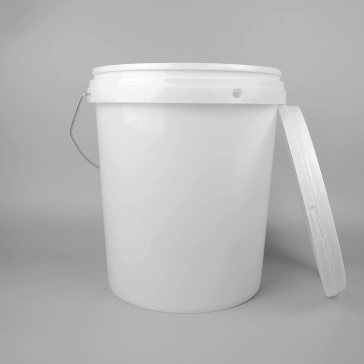 Cinque secchi di plastica di gallone con la maniglia e una capacità di 20 litri 2,2 libbre di peso