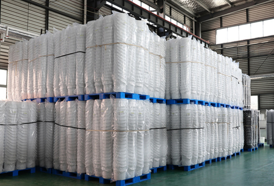 Bianco o l'altro secchio di plastica leggero per stoccaggio dei giocattoli