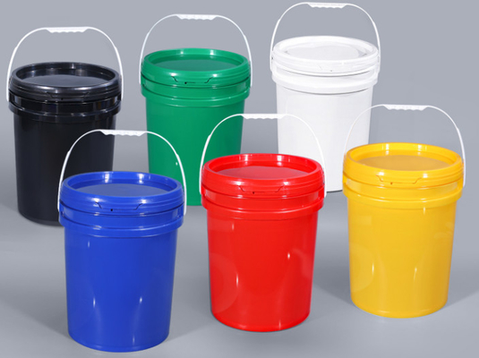Tamburo disponibile del recipiente di plastica della maniglia bianca