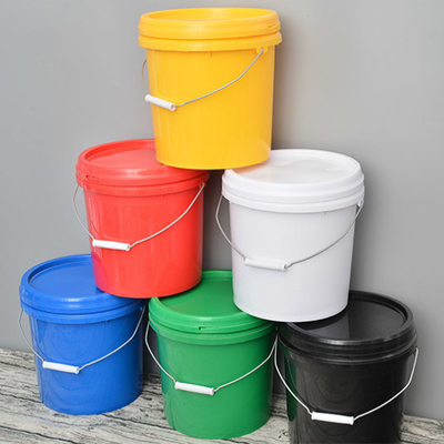 Botti di plastica durevoli con maniglia e coperchio per un'archiviazione conveniente