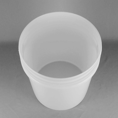 Il secchio di plastica 20L dell'olio di lubrificante da 5 galloni con versa il becco