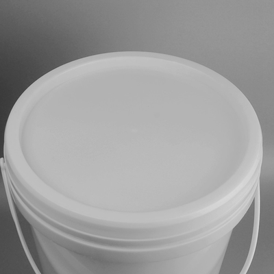20L intorno ai secchi di plastica con i coperchi di Snap-on