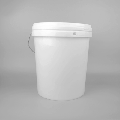 Cinque secchi di plastica di gallone con la maniglia e una capacità di 20 litri 2,2 libbre di peso