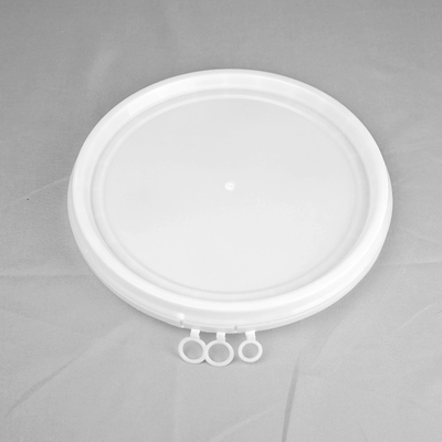 7L pp bianchi intorno al secchio di plastica un secchio bianco da 2 galloni con il coperchio