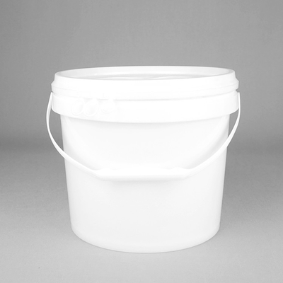 7L pp bianchi intorno al secchio di plastica un secchio bianco da 2 galloni con il coperchio