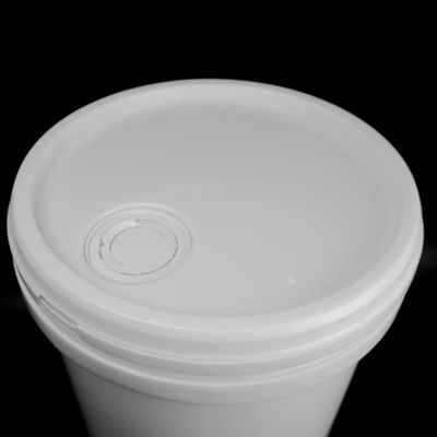 I secchi di plastica bianchi da 5 galloni con resistente UV e la maniglia