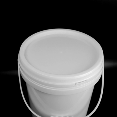 Rivestimenti dei fertilizzanti intorno al secchio di plastica 17kg con il coperchio e la maniglia