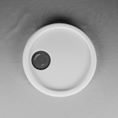 Dipinga un secchio di plastica bianco accatastabile d'imballaggio da 20 litri con la maniglia del metallo