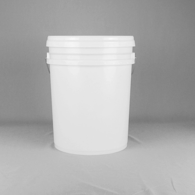 Bianco o l'altro secchio di plastica leggero per stoccaggio dei giocattoli