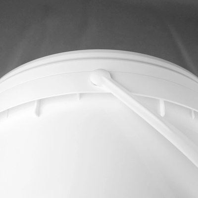 Botti di plastica da 5 galloni bianchi con guarnizione per un deposito versatile
