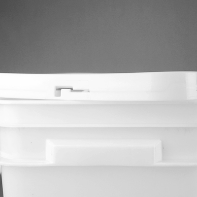 Gestire un contenitore di plastica quadrato con una capacità di 10 litri