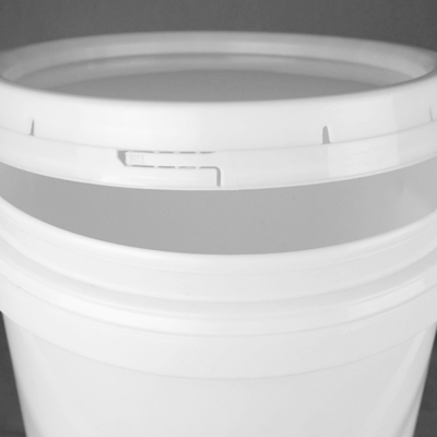 I secchi di plastica riutilizzabili bianchi da 5 galloni svuotano i secchi da 5 galloni con i coperchi