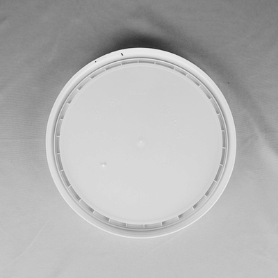 Un secchio di plastica bianco nero accatastabile da 5 galloni 20 litri per il lubrificante