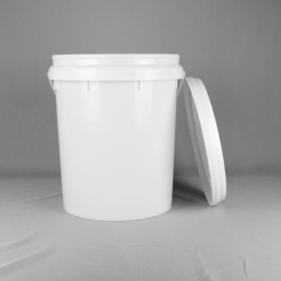 Un secchio di plastica bianco nero accatastabile da 5 galloni 20 litri per il lubrificante